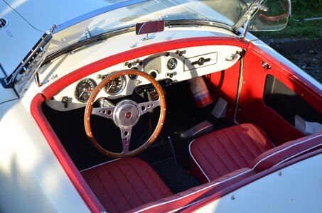 Vehicle cockpit speedometer
