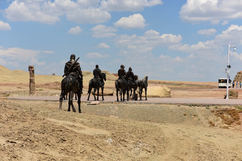 Happy valley race course swordsman seven swords under tianshan