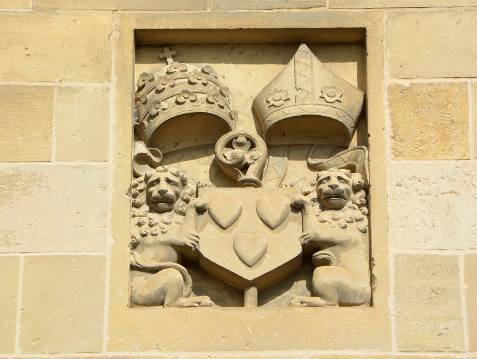 Crest crowns lions wall cathedral
