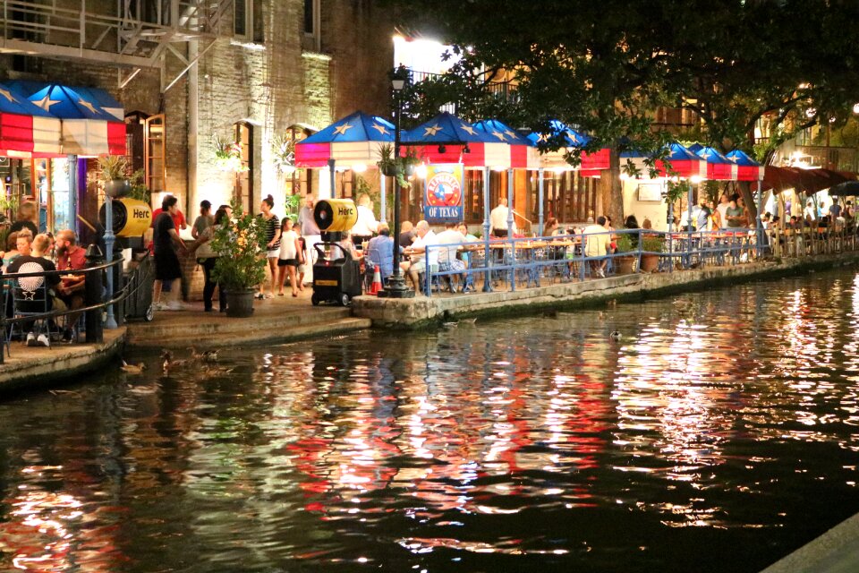 San antonio restaurants walkway