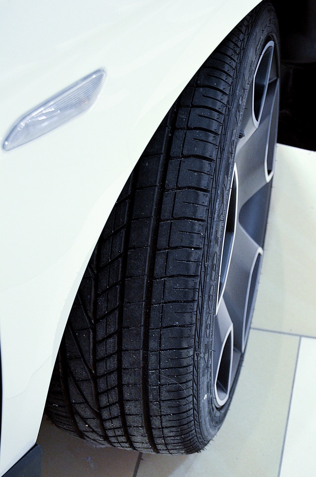 White rim tyres