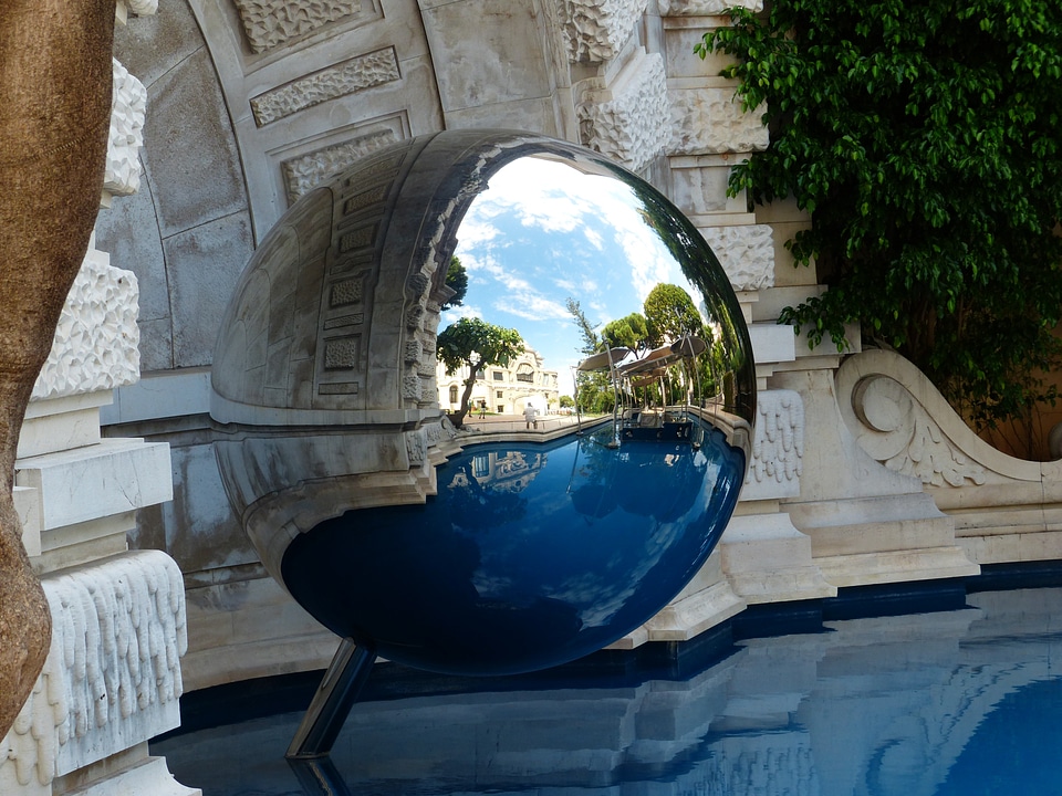 Metal mirroring artwork