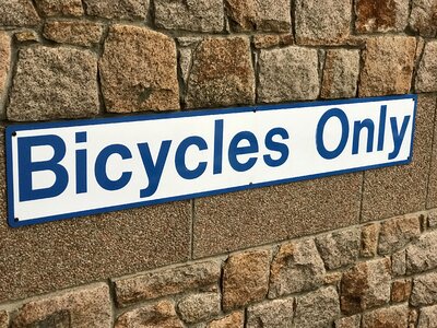 Cycle sign park