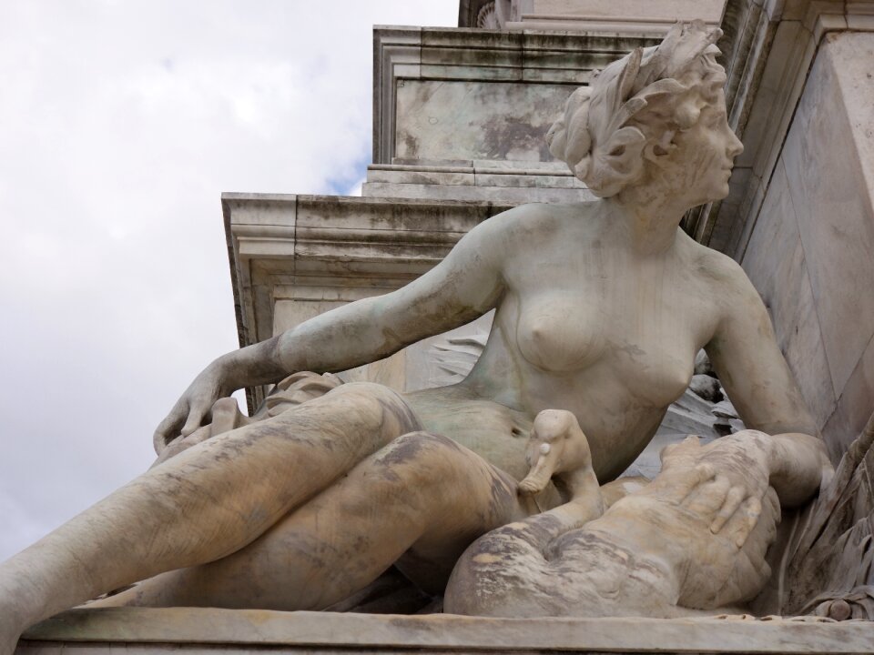 Bordeaux statue column