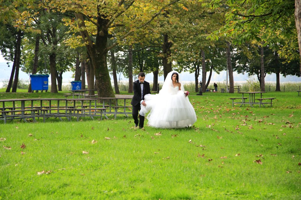 Bride and groom green wedding green photography