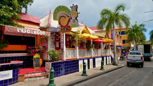 Caribbean road house