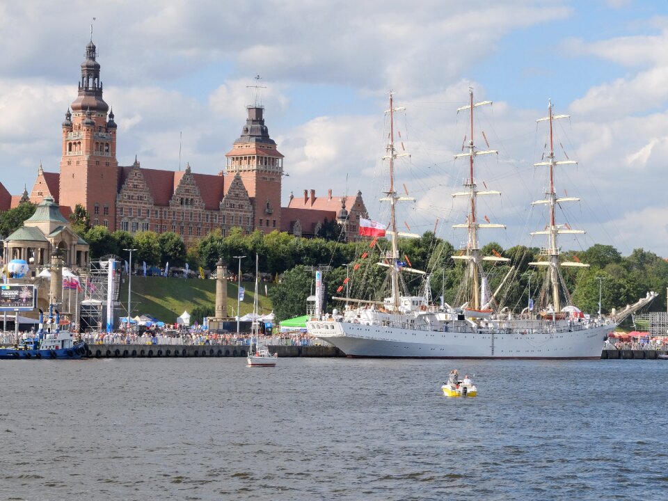 Sailing ship the tall ships races river