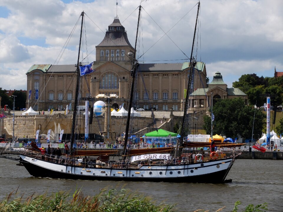 Sailing ship the tall ships races river