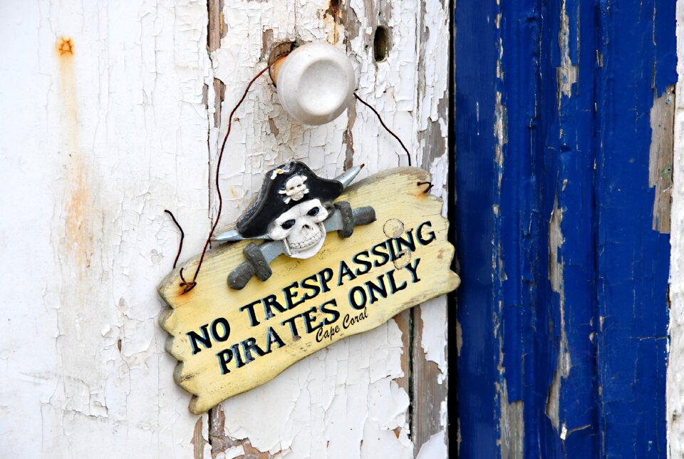 Skull pirate message