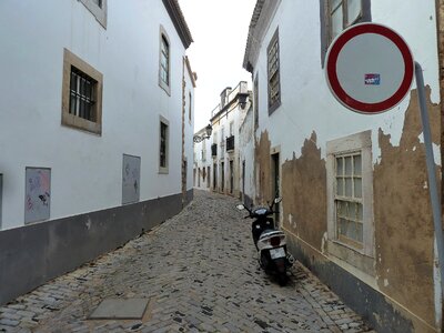 Narrow street parking motor