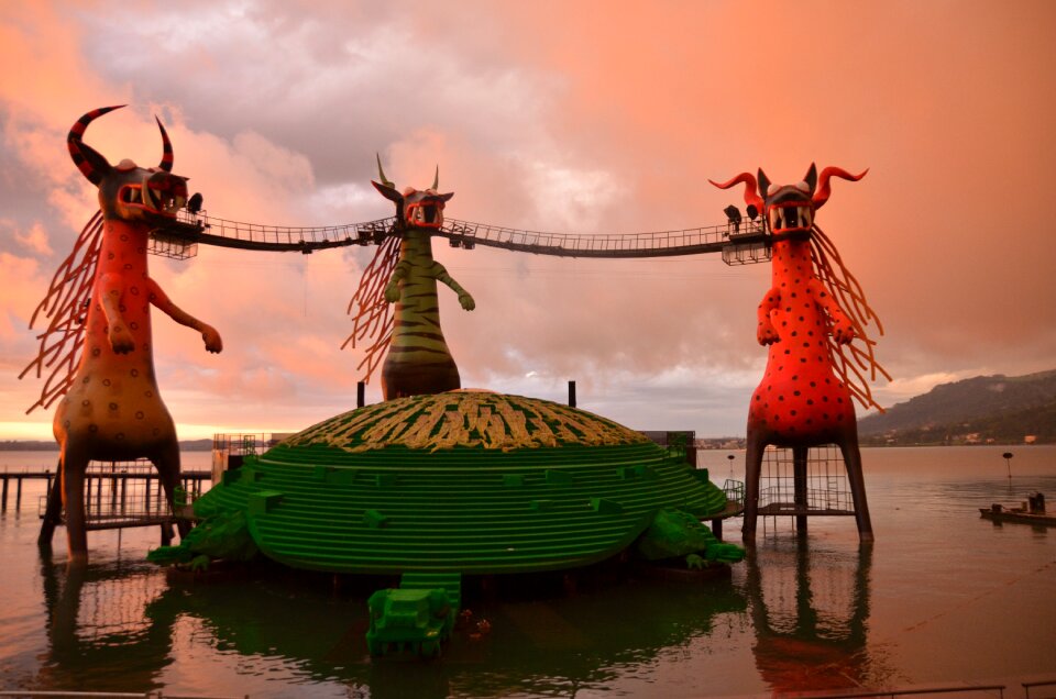 Lake stage art figures