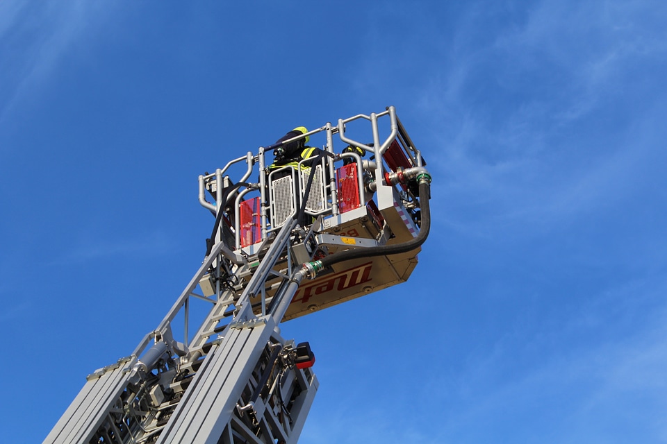 Fire truck fire extinguishing head