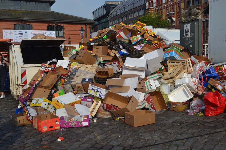 Pollution market trash mountain