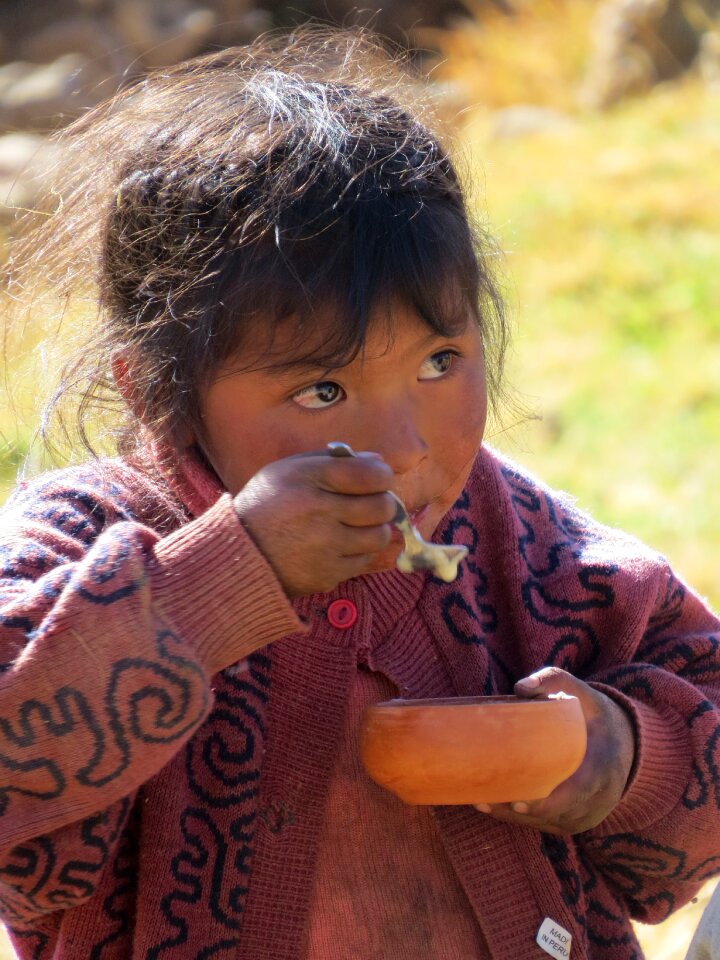 Peruvians girl eat