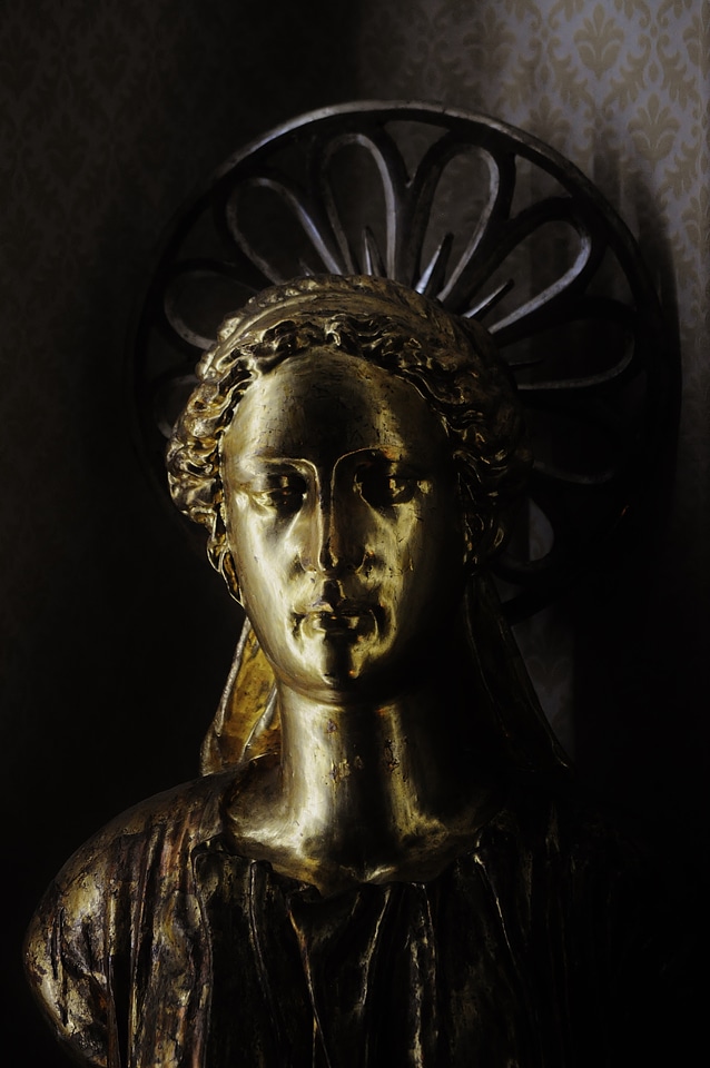 Statue golden bronze