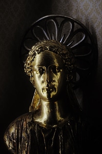 Statue golden bronze