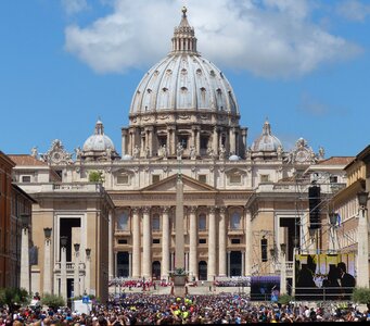 St peter's basilica building Free photos