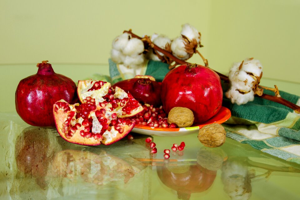 Composition reflections red fruits