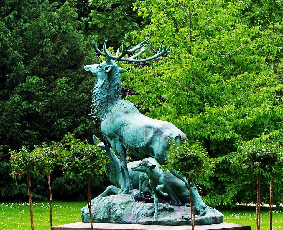 Sculpture monument artistic