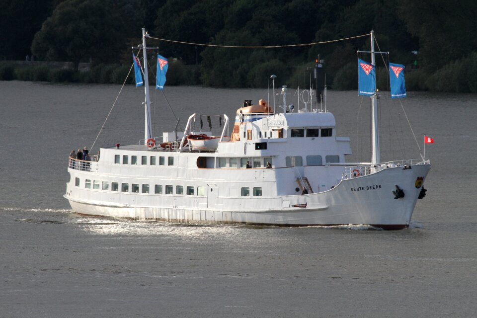 Elbe resorts ship hadag