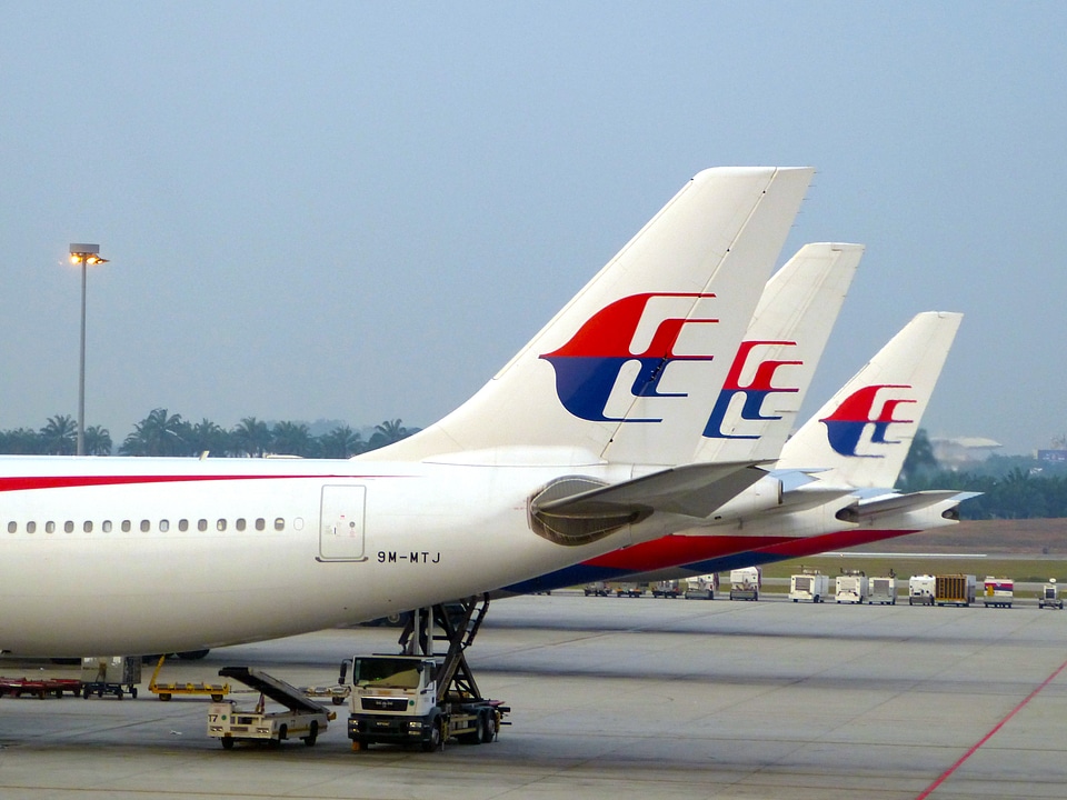 Airport fly commercial