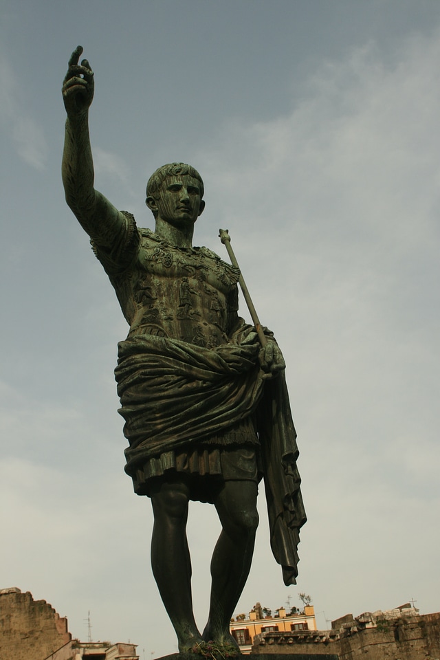 Monument roman caesar