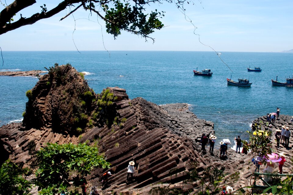 Rapids of stone plates travel phu yen
