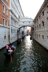 Bridge gondola gondolier