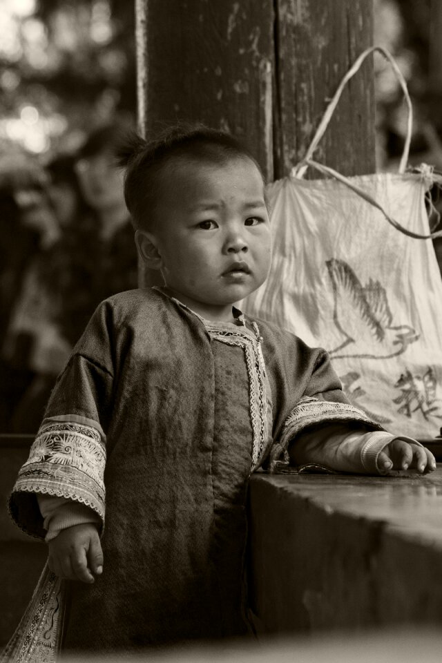 Staring 蹙眉 kids