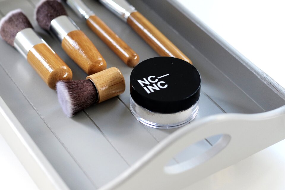 Mineral powder gray makeup