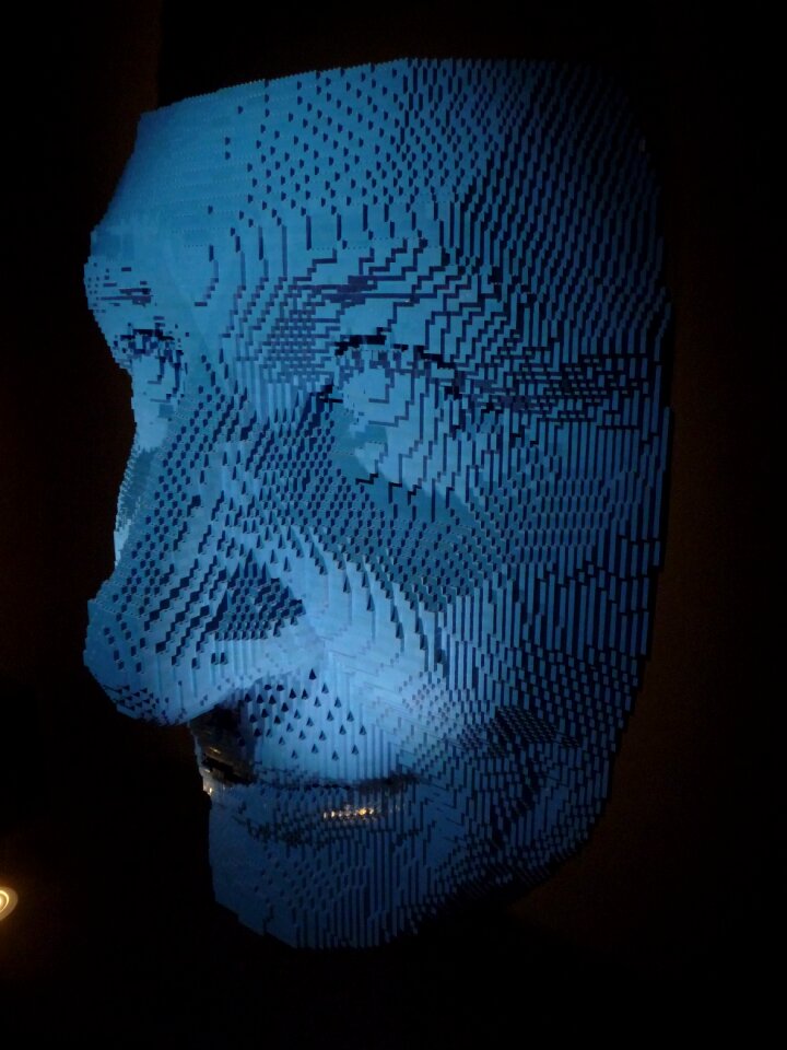 Face dark blue
