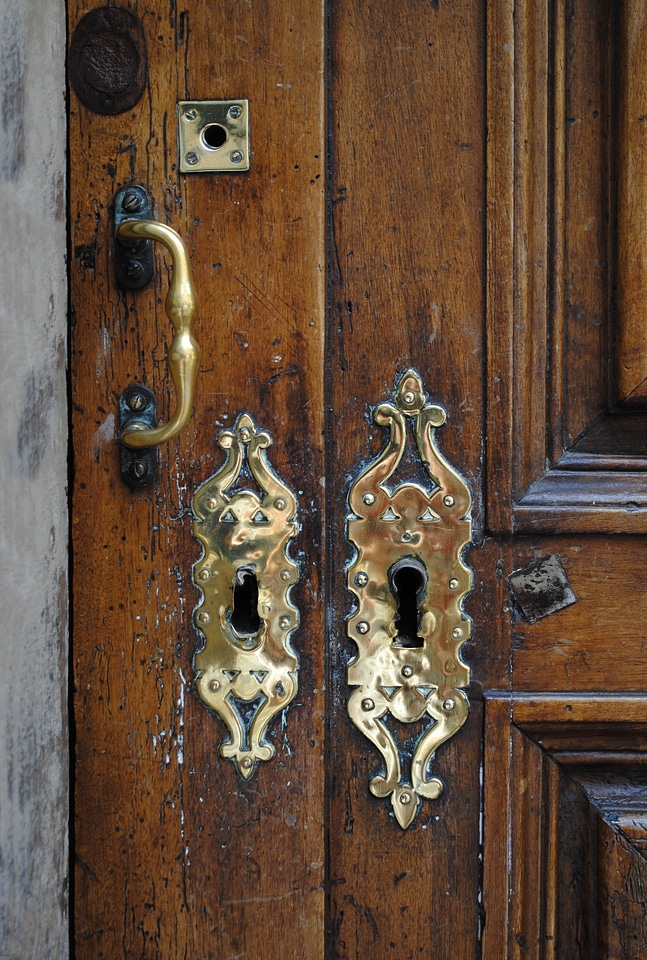 Wood castle handle