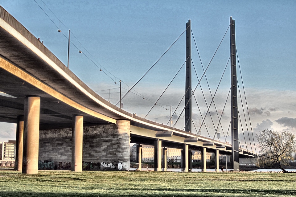 Technology suspension bridge knee bridge