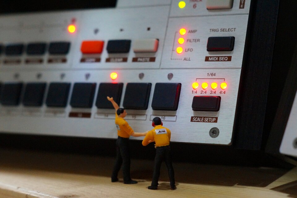 Electron mono machine synthesizer
