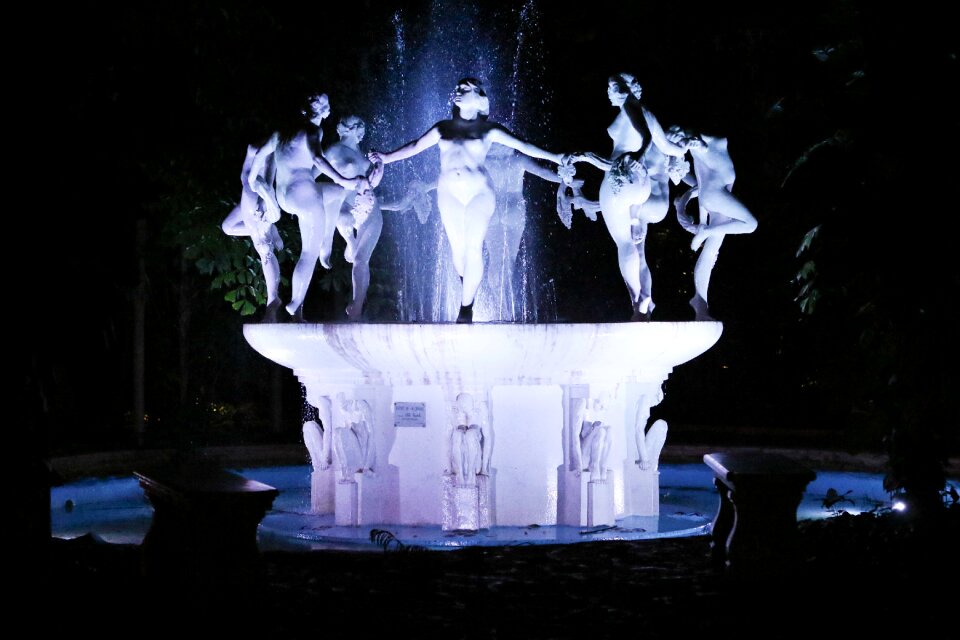 Statues gardens lighted