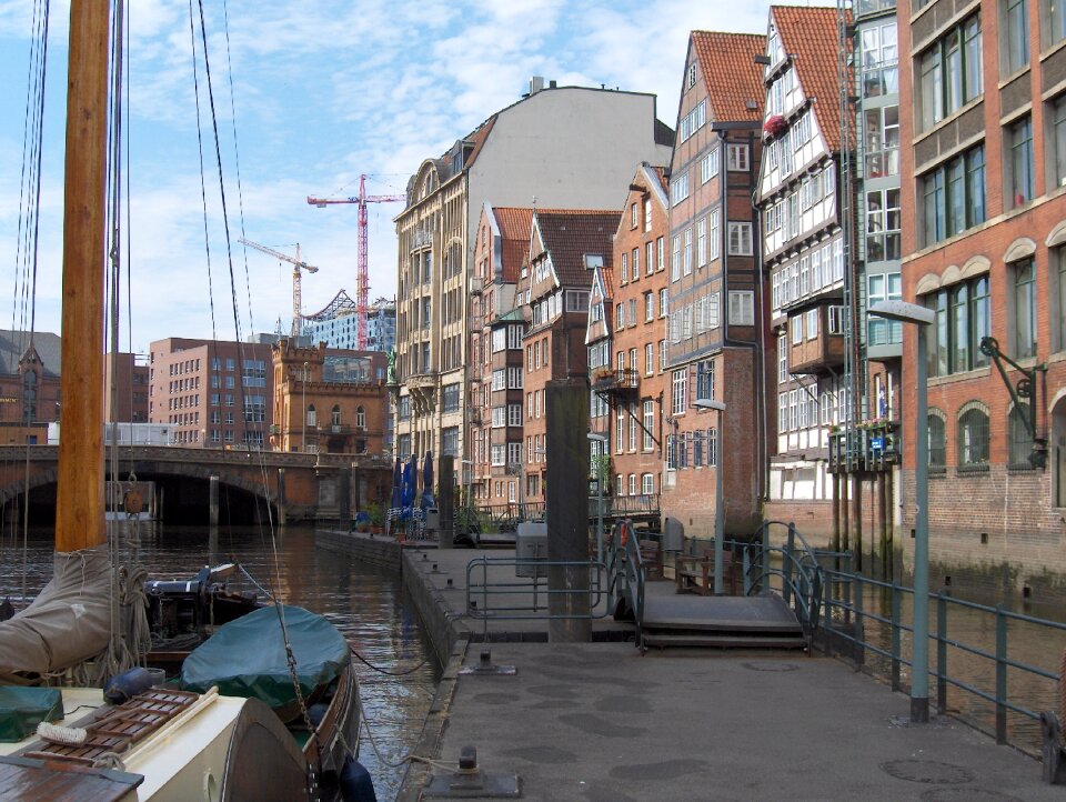 Building port dike road