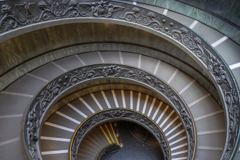 Trap winding staircase architecture
