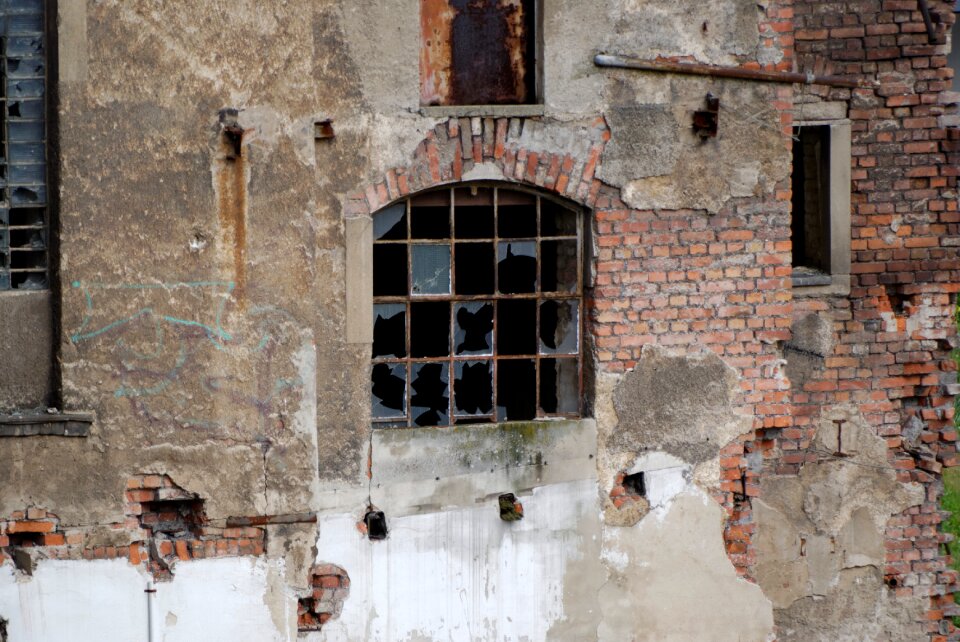 House wall lapsed