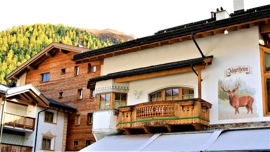 Decorating the tradition of facade