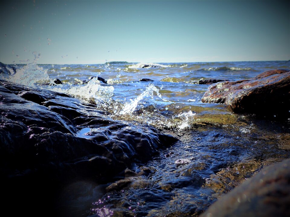 Surf water crackling
