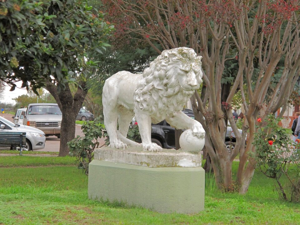 Leon statue sculpture