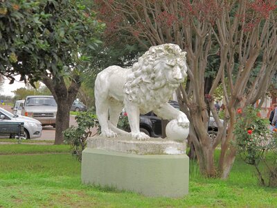 Leon statue sculpture