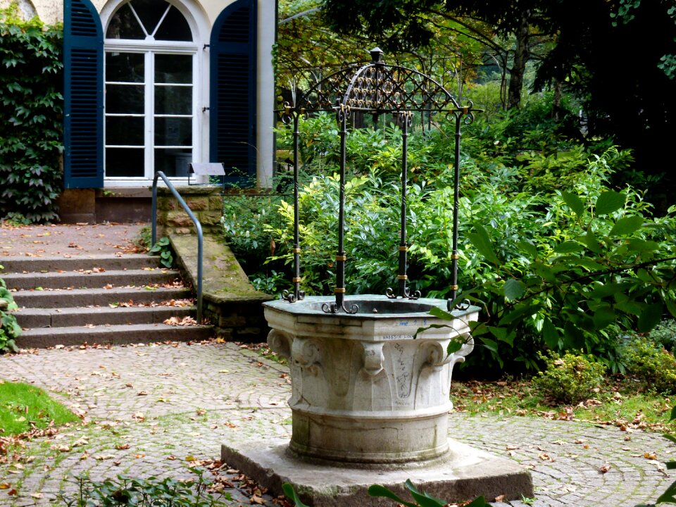 Sculpture water fountain garden design
