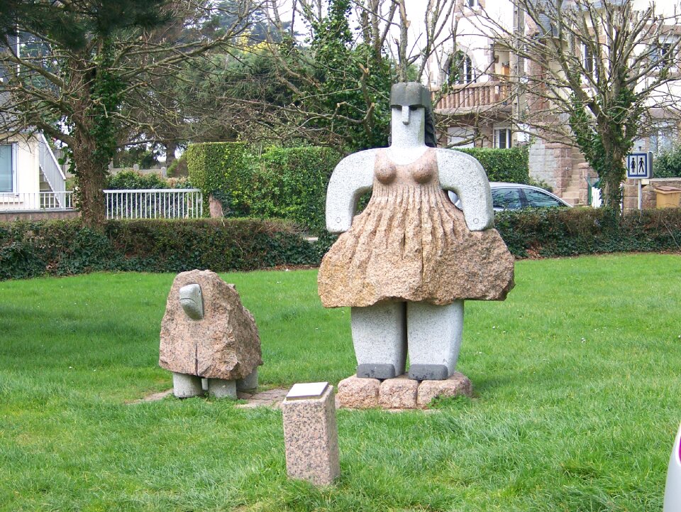 Pierre granite statue