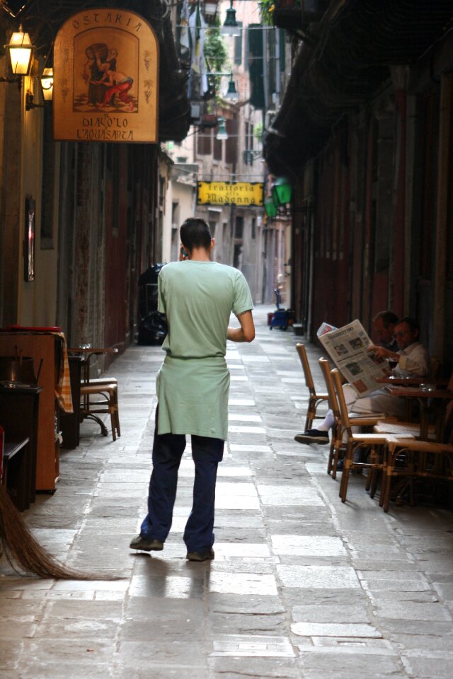 Restaurant make phone calls paving