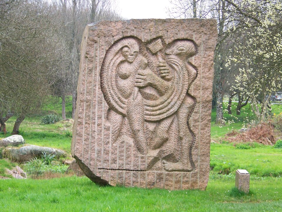 Pierre granite statue