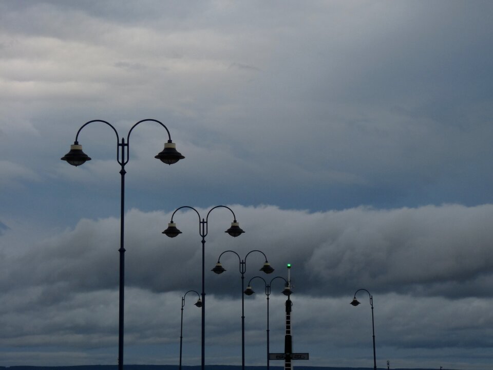 Cloudy lamp post égkép