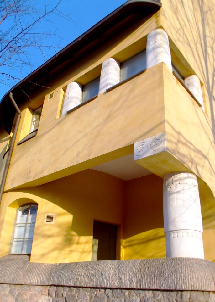 Column wall windows