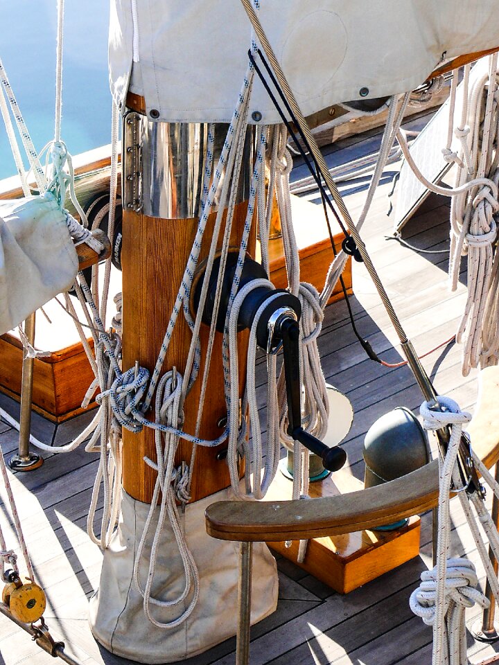 Strings sailing boat