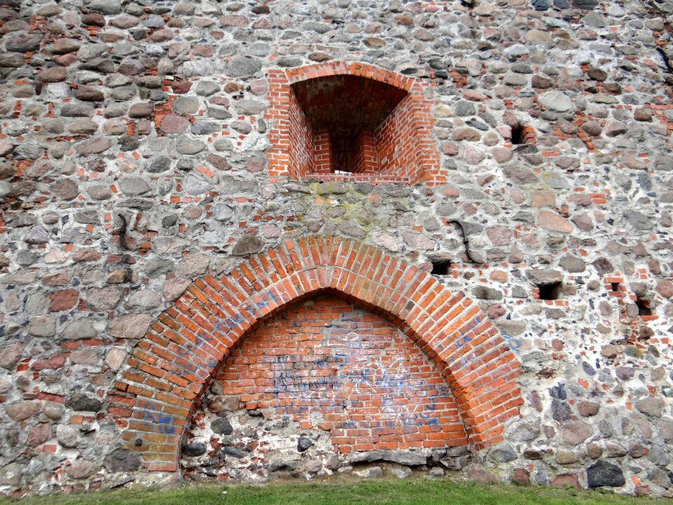 Defensive monument architecture
